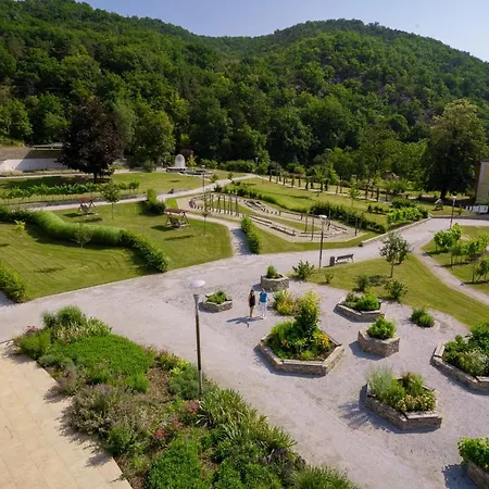 Nuhr Medical - Hotel & Restaurant - Ab 2 Naechte Von 13 Feb 26 - 15 Feb 26 Kostenlose Zimmerdekoration & 1 Flasche Sekt Fuer Den Valentinstag, Champagner & Kaviar Am 14 Feb Um 18 Uhr Bitte Tisch Vorreservieren Nocleg ze śniadaniem