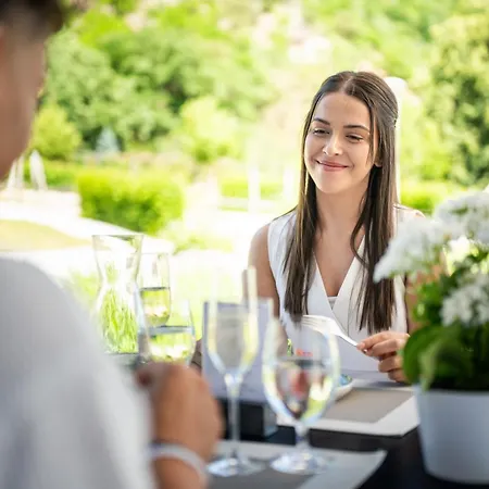 Nocleg ze śniadaniem Nuhr Medical - & Restaurant - Ab 3 Naechten Im Zeitraum Vom 06 Juli Bis 30 August Geniessen Sie Pro Person Eine Kostenlose Massage-unser Naturteich Steht Ihnen Taeglich Von 10 Uhr Bis 18 Uhr Zur Verfuegung Inklusive Getraenke Senftenberg