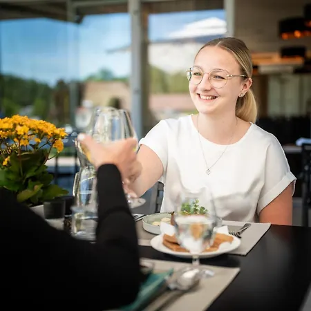 Nuhr Medical - & Restaurant - Ab 3 Naechten Im Zeitraum Vom 06 Juli Bis 30 August Geniessen Sie Pro Person Eine Kostenlose Massage-unser Naturteich Steht Ihnen Taeglich Von 10 Uhr Bis 18 Uhr Zur Verfuegung Inklusive Getraenke 4* Senftenberg