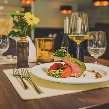 Nuhr Medical - & Restaurant - Ab 3 Naechten Im Zeitraum Vom 06 Juli Bis 30 August Geniessen Sie Pro Person Eine Kostenlose Massage-unser Naturteich Steht Ihnen Taeglich Von 10 Uhr Bis 18 Uhr Zur Verfuegung Inklusive Getraenke Nocleg ze śniadaniem 4*