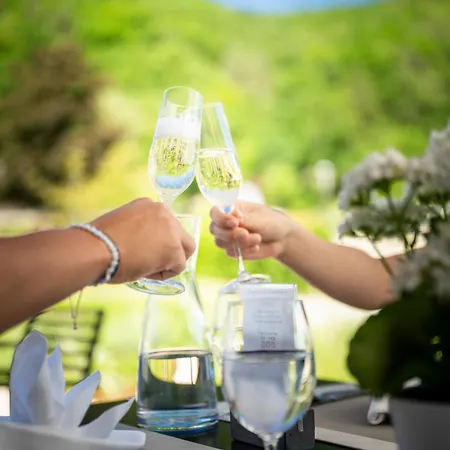 Bed & Breakfast Nuhr Medical - & Restaurant - Ab 3 Naechten Im Zeitraum Vom 06 Juli Bis 30 August Geniessen Sie Pro Person Eine Kostenlose Massage-unser Naturteich Steht Ihnen Taeglich Von 10 Uhr Bis 18 Uhr Zur Verfuegung Inklusive Getraenke 4*