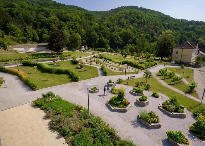 Nuhr Medical - Hotel & Restaurant - Ab 3 Naechte Vom 20 Mai Bis 25 Mai Inklusive Halbpension Mit 4 Gaenge Menue Yoga & Massage - Fuer Buchungen Oder Bei Fragen Kontaktieren Sie Uns Gerne Bed & Breakfast