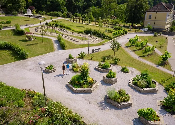 לינה וארוחת בוקר Nuhr Medical - Hotel & Restaurant - Ab 3 Naechte Vom 20 Mai Bis 25 Mai Inklusive Halbpension Mit 4 Gaenge Menue Yoga & Massage - Fuer Buchungen Oder Bei Fragen Kontaktieren Sie Uns Gerne סנפטנברג