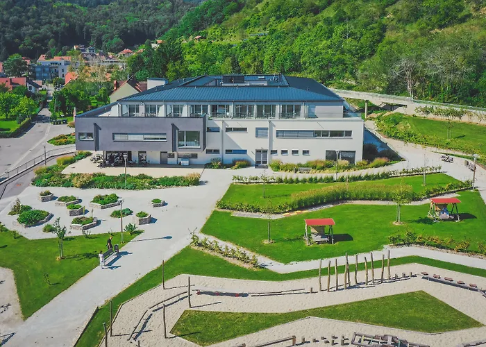 Nuhr Medical - Hotel & Restaurant - Ab 3 Naechte Vom 20 Mai Bis 25 Mai Inklusive Halbpension Mit 4 Gaenge Menue Yoga & Massage - Fuer Buchungen Oder Bei Fragen Kontaktieren Sie Uns Gerne 4*